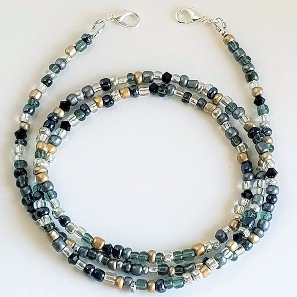 🌿Charity🌿 Hand-strung glass bead MASK holder - Picture 2 of 8